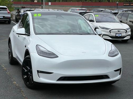Pearl White Multi-Coat 2023 Tesla Model Y Long Range Dual Motor All-Wheel Drive