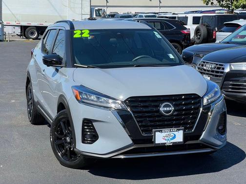 Boulder Gray Pearl 2022 Nissan Kicks SR