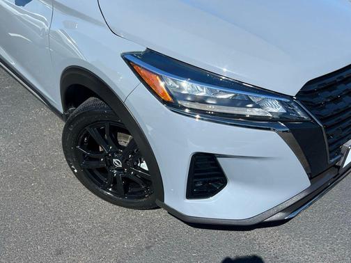 Boulder Gray Pearl 2022 Nissan Kicks SR