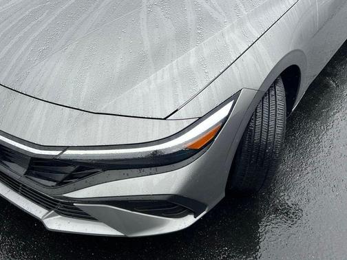 Fluid Metal 2025 Hyundai ELANTRA SE