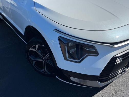 Snow White Pearl 2024 Kia Niro Touring