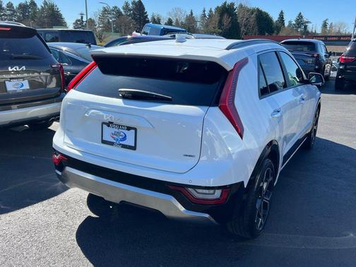 Snow White Pearl 2024 Kia Niro Touring