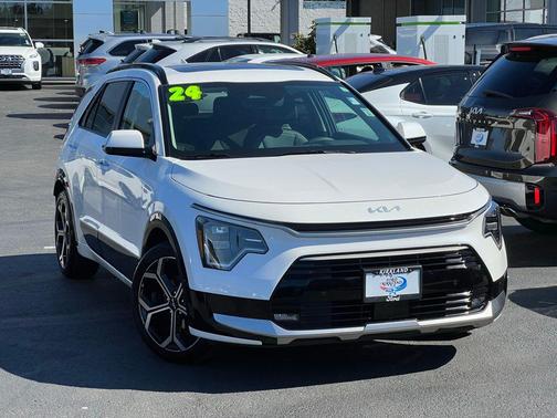 Snow White Pearl 2024 Kia Niro Touring