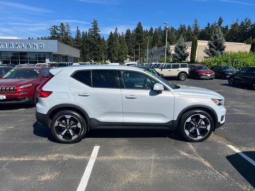 Glacier Silver Metallic 2021 Volvo XC40 T5 Momentum