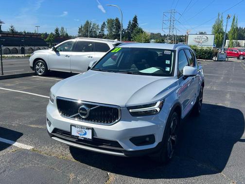 Glacier Silver Metallic 2021 Volvo XC40 T5 Momentum