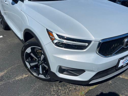 Glacier Silver Metallic 2021 Volvo XC40 T5 Momentum