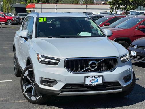 Glacier Silver Metallic 2021 Volvo XC40 T5 Momentum
