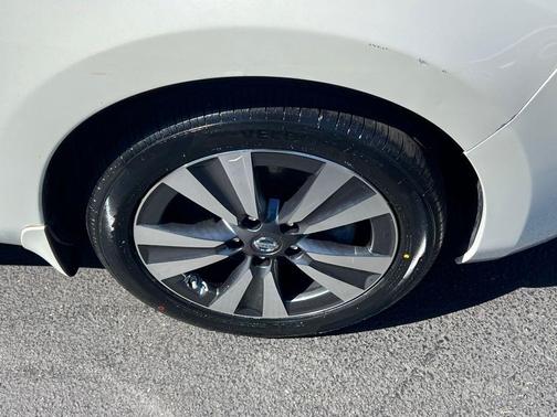 Pearl White 2017 Nissan Leaf SV