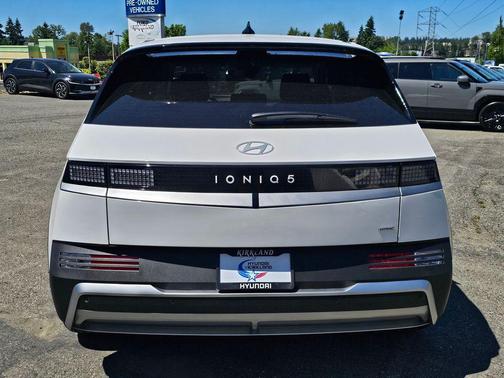Atlas White 2025 Hyundai IONIQ 5 SE