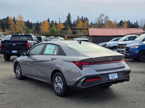 Fluid Metal 2025 Hyundai ELANTRA SE