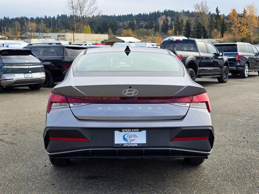 Fluid Metal 2025 Hyundai ELANTRA SE