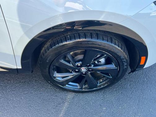 Summit White 2022 Buick Envision AWD Essence