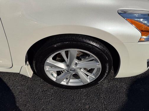 Pearl White 2014 Nissan Altima 2.5 SV