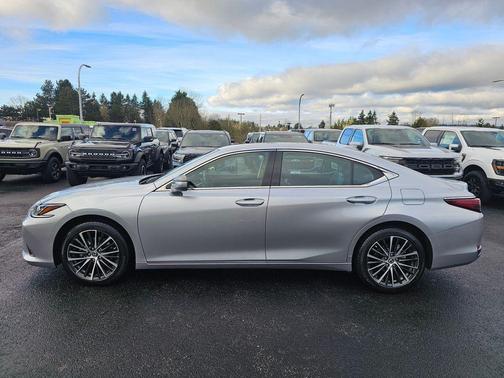 2024 Lexus ES 300h Luxury