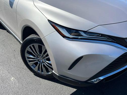 Titanium Glow 2022 Toyota Venza XLE