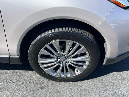 Titanium Glow 2022 Toyota Venza XLE