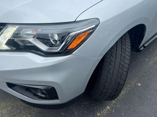 Brilliant Silver Metallic 2019 Nissan Pathfinder SV