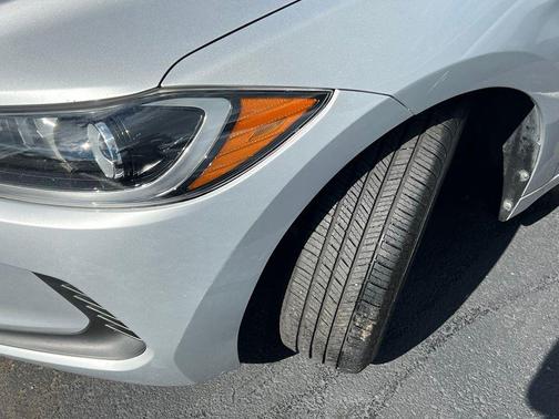 Molten Silver 2018 Hyundai ELANTRA SE