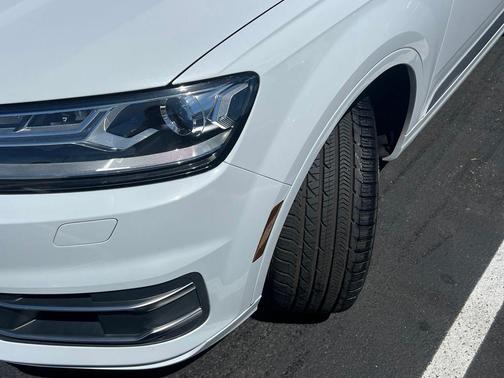 Glacier White Metallic 2019 Audi Q7 55 Premium