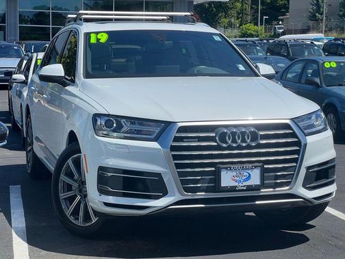Glacier White Metallic 2019 Audi Q7 55 Premium