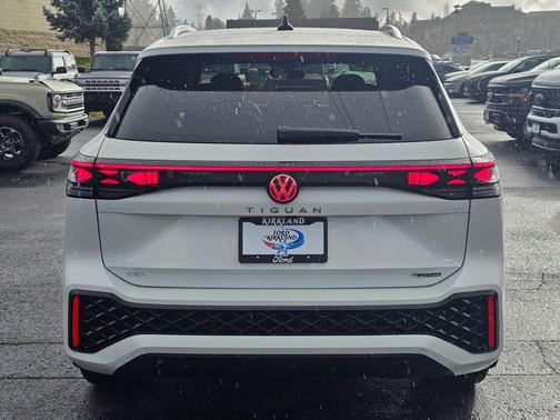 2025 Volkswagen Tiguan 2.0T SEL R-Line