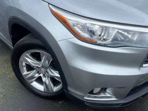 Silver Sky Metallic 2015 Toyota Highlander Limited
