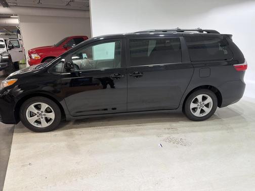 2019 Toyota Sienna LE