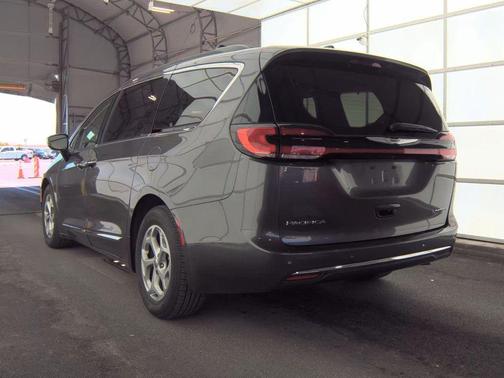 Granite Crystal Clearcoat Metallic 2023 Chrysler Pacifica Limited