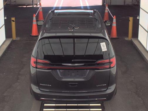 Granite Crystal Clearcoat Metallic 2023 Chrysler Pacifica Limited