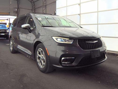 Granite Crystal Clearcoat Metallic 2023 Chrysler Pacifica Limited