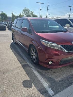 Maroon 2017 Toyota Sienna SE