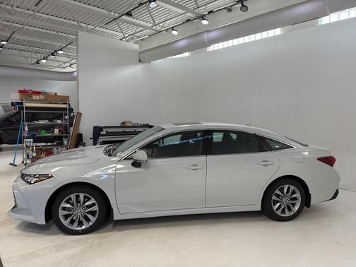 2022 Toyota Avalon Hybrid XLE
