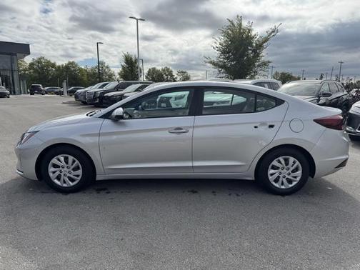 2019 Hyundai ELANTRA SE