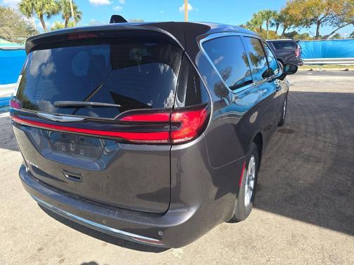 2023 Chrysler Pacifica Touring-L