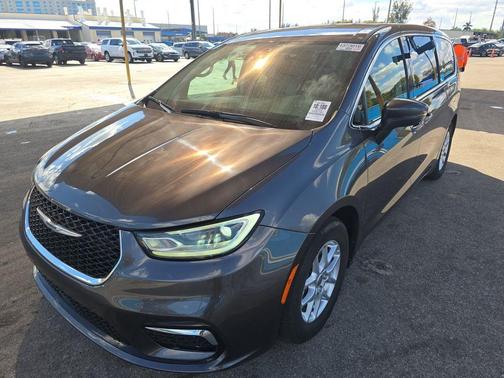 2023 Chrysler Pacifica Touring-L