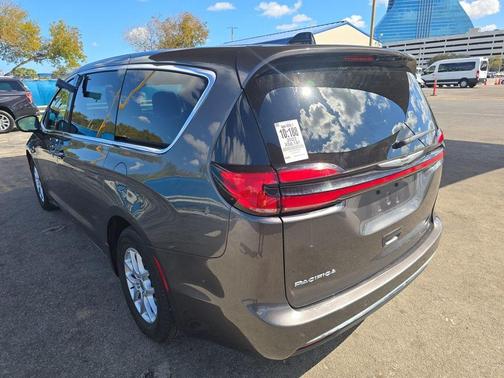 2023 Chrysler Pacifica Touring-L