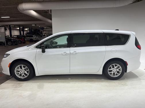 2024 Chrysler Pacifica Touring-L