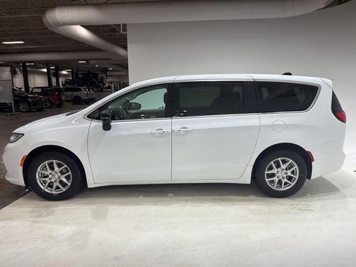 2024 Chrysler Pacifica Touring-L