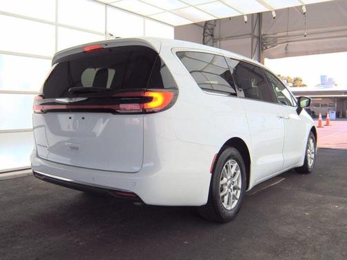 2024 Chrysler Pacifica Touring-L