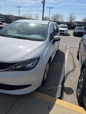 Bright White Clearcoat 2017 Chrysler Pacifica Touring