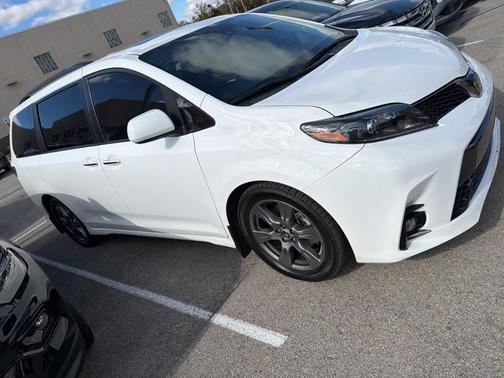 2020 Toyota Sienna SE