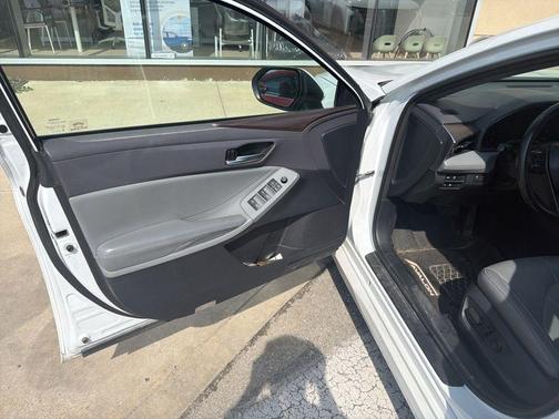 Pearl 2019 Toyota Avalon XLE