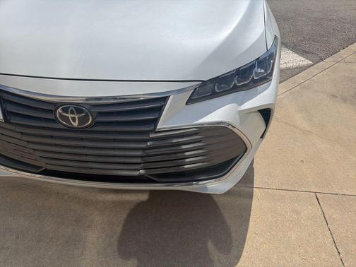 Pearl 2019 Toyota Avalon XLE