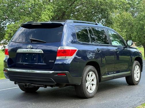 Blue 2012 Toyota Highlander SE