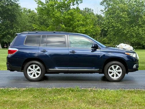 Blue 2012 Toyota Highlander SE