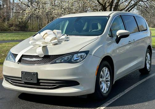 White 2017 Chrysler Pacifica Touring