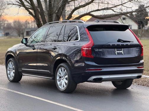 2017 Volvo XC90 T6 Momentum