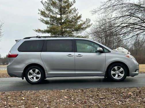 2017 Toyota Sienna LE