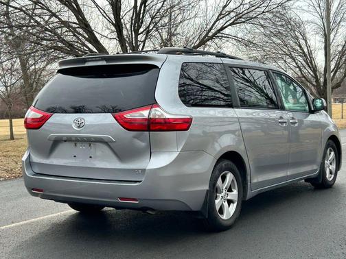 2017 Toyota Sienna LE