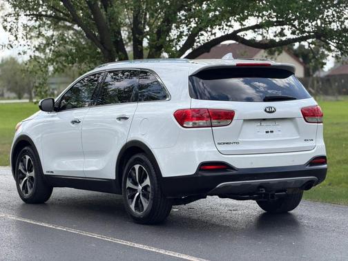 White 2018 Kia Sorento EX